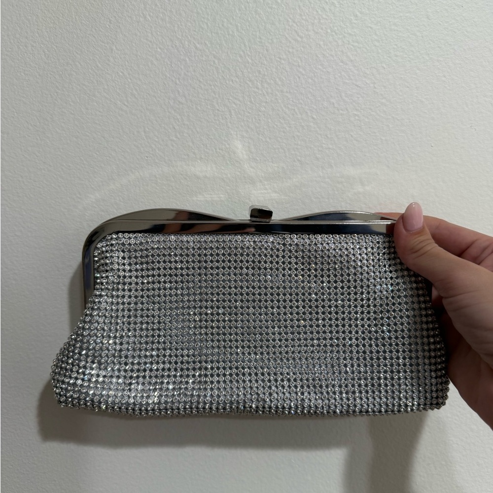 La Regale Sparkling Silver Wristlet